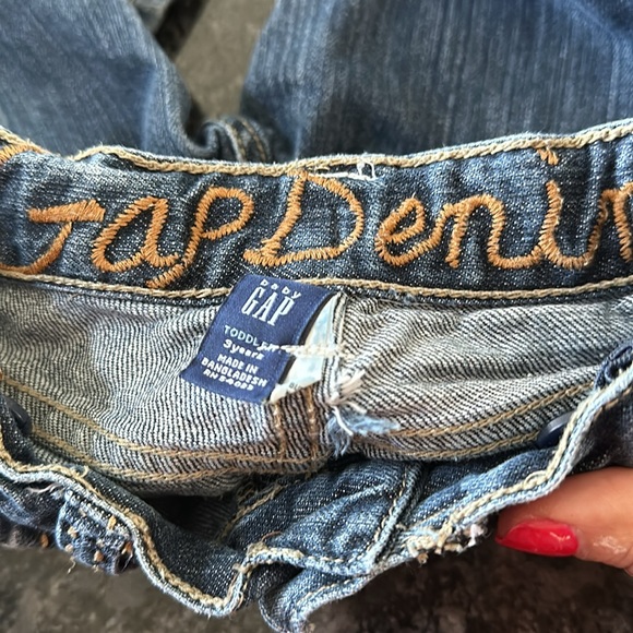Gap 3T girls jeans with stitching detail, simply adorable pockets on the back - Picture 4 of 4